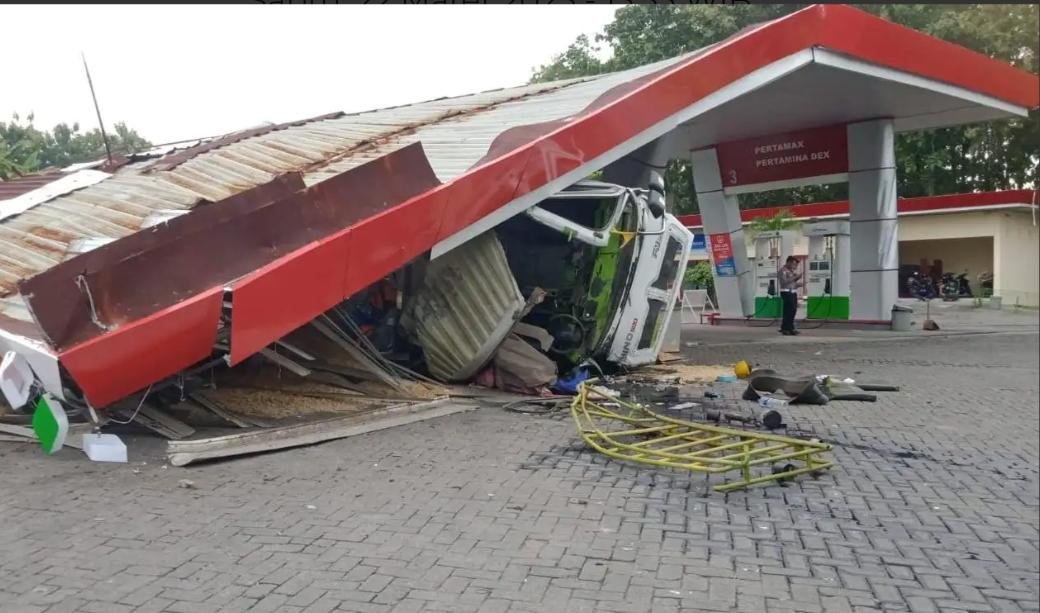 Truk Tronton Bermuatan Pasir Tabrak Warung dan SPBU di Ngawi