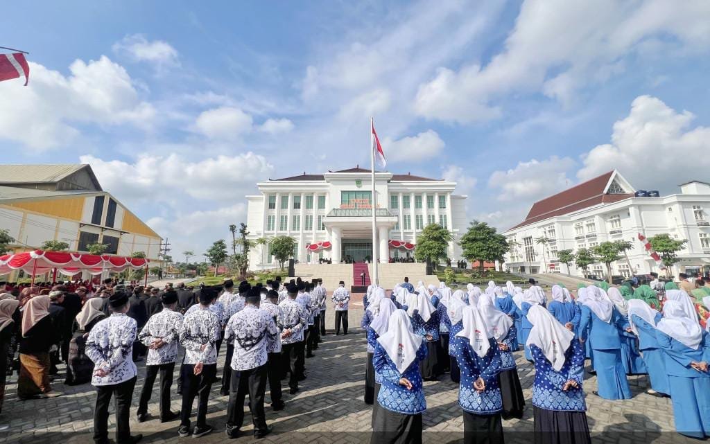 Peringati”Hardiknas 2025″Pemkab Pasuruan Menggelar Upacara Bendera