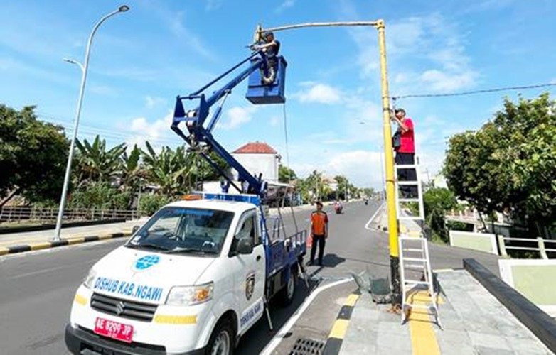 Pemerintah Kabupaten Ngawi Gencar Pasang Warning Light di Titik Rawan