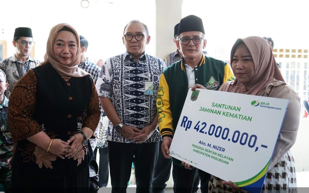 Gus Shobih Serahkan Santunan JKM Kepada Ahli Waris Nelayan Desa Jatirejo Kecamatan Lekok Pasuruan