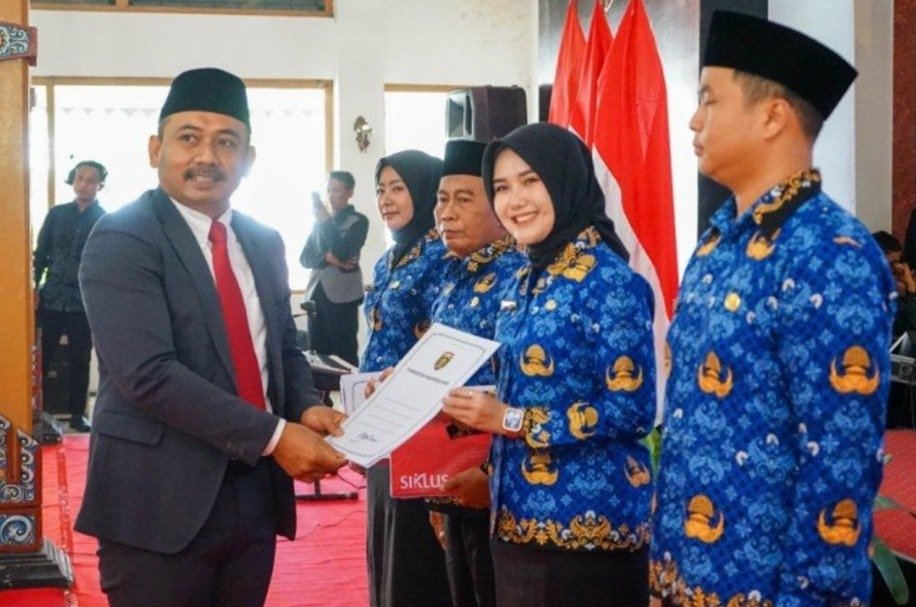 Bupati Ngawi Serahkan SK CPNS dan P3K, Tekankan Totalitas Pengabdian untuk Daerah