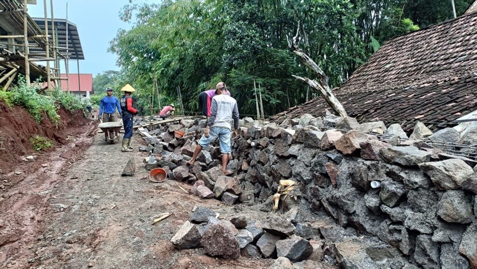 Pembangunan TPT Penanggulangan Iklim di Desa Macanan Jogorogo Ngawi
