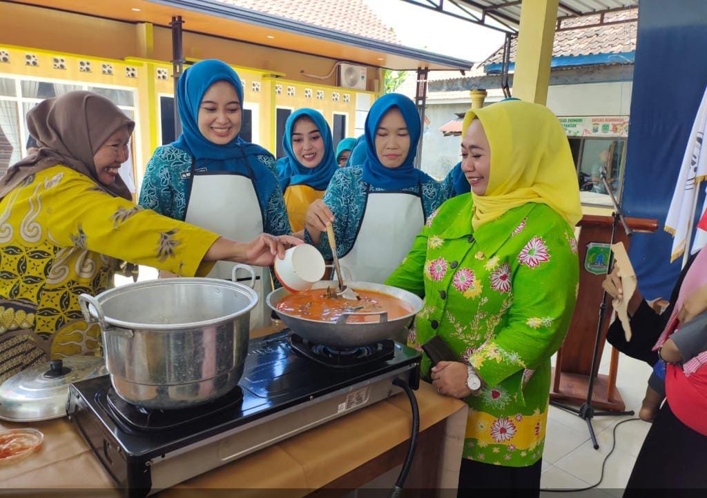 Ketua Forikan Ny Mela Rusdi Bersama Dinas Perikanan Ajak Warga Masak Bareng Dalam Rangka Sosialisasikan GEMARIKAN.