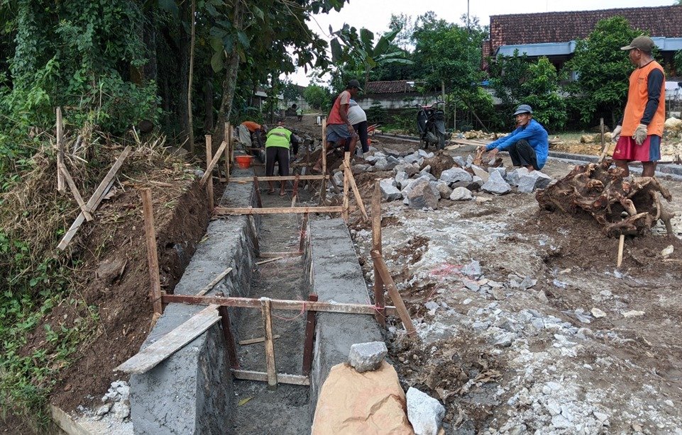 Pemdes Dero Laksanakan Pembangunan Drainase di Dusun Kaliwangon