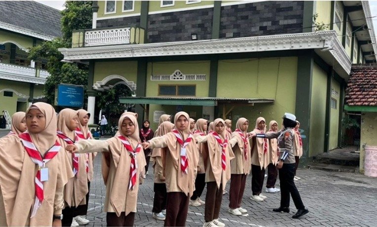 Polwan Polres Ngawi Latih Santriwati Gontor Putri 1 Demi Tertib Lalu Lintas