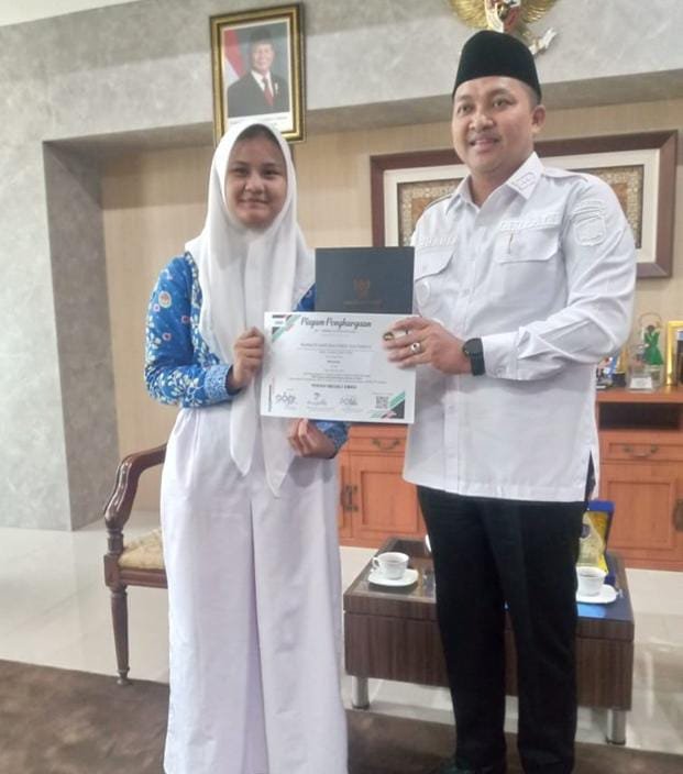 Patut Di Banggakan, Siswi SMA Negeri 1 Bangil Raih Medali Emas Dalam Olimpiade Nasional 2025 Yang Di Gelar UGM.