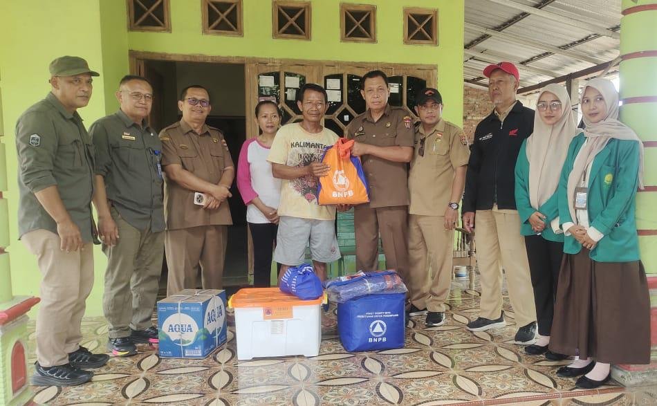 Dua OPD Kabupaten Ngawi Berikan Santunan pada Korban Puting Beliung di Desa Mengger.
