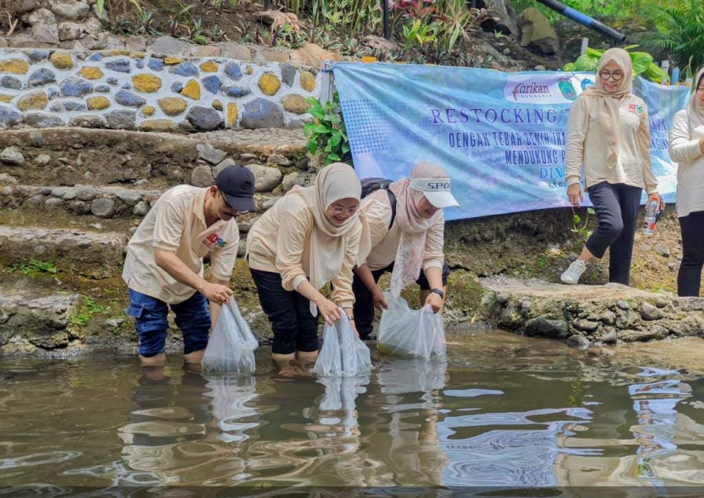 “Dinas Perikanan Bersama Forikan Kabupaten Pasuruan Tebar Ribuan Ikan Air Tawar Jenis Nilem dan Tawes.”