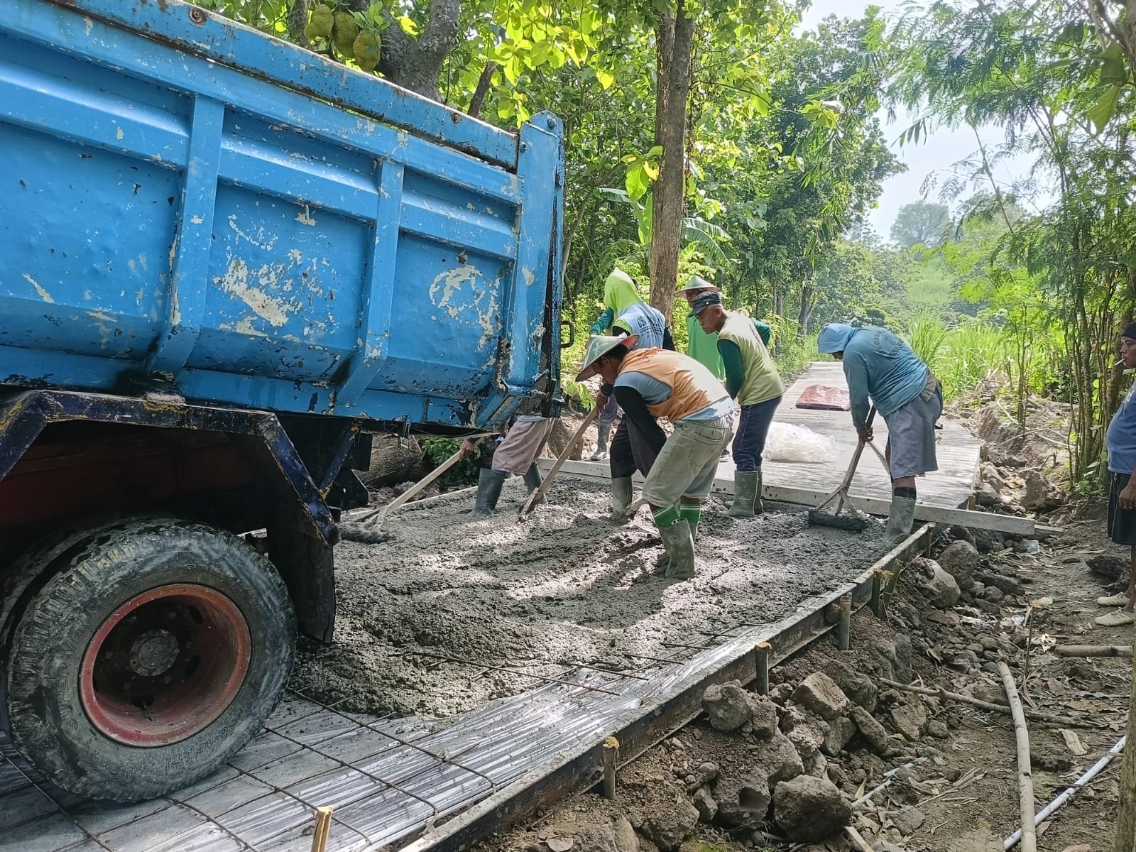 PEMDES PAPUNGAN BANGUN JALAN COR BETON UNTUK DUKUNG AKSES WARGA.