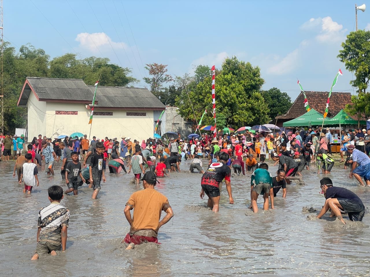 Warga Desa Dempel Meriahkan HUT RI ke-80 dengan Lomba Gogoh Lele.