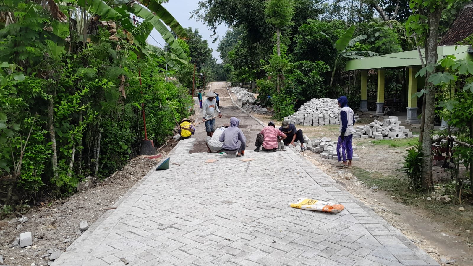 Desa Jatirejo Membangun Jalan Paving di Dusun Kedungmiri.